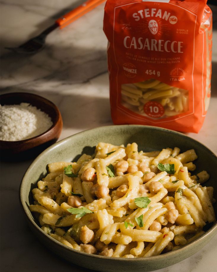 Un bol de pâtes casarecce avec une sauce aux pois chiches et aux légumes