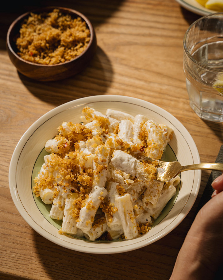 Des pâtes tortiglioni avec une sauce crémeuse au mascarpone et citron, le tout garni de chapelure assaisonnée