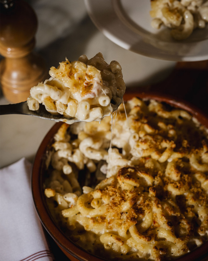 Un bol de macaroni au fromage cacio e pepe bien gratiné, garni de pangrattato maison