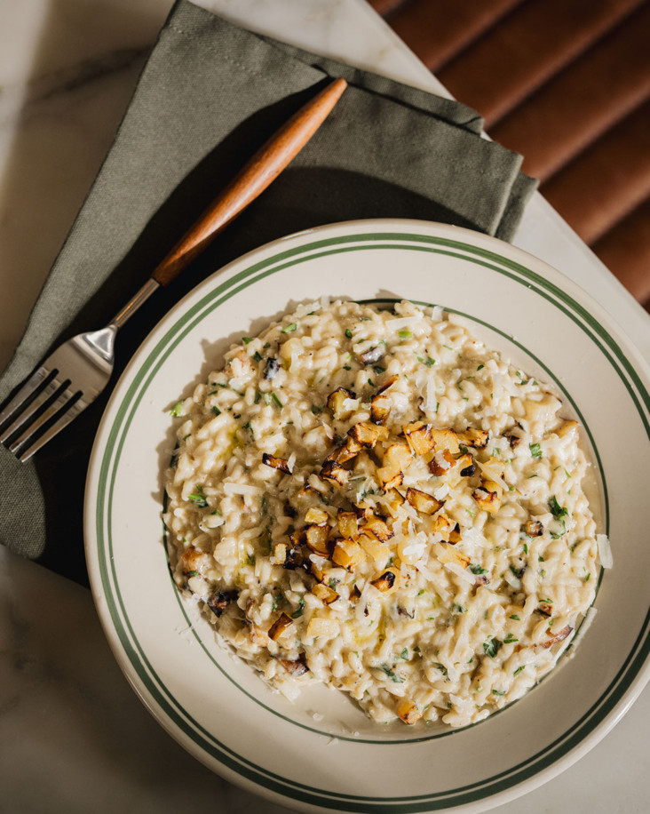 Un bol de risotto cacio e pepe avec poires rôties