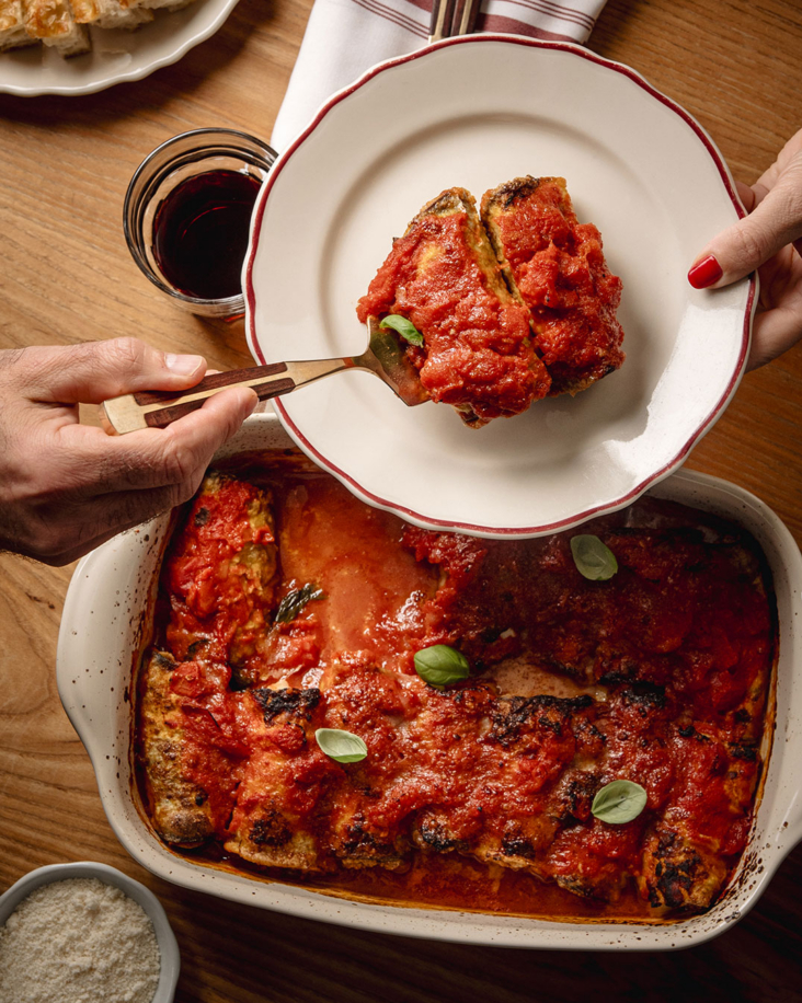 Rouleaux d'aubergines farcis de viande, nappés de sauce tomate